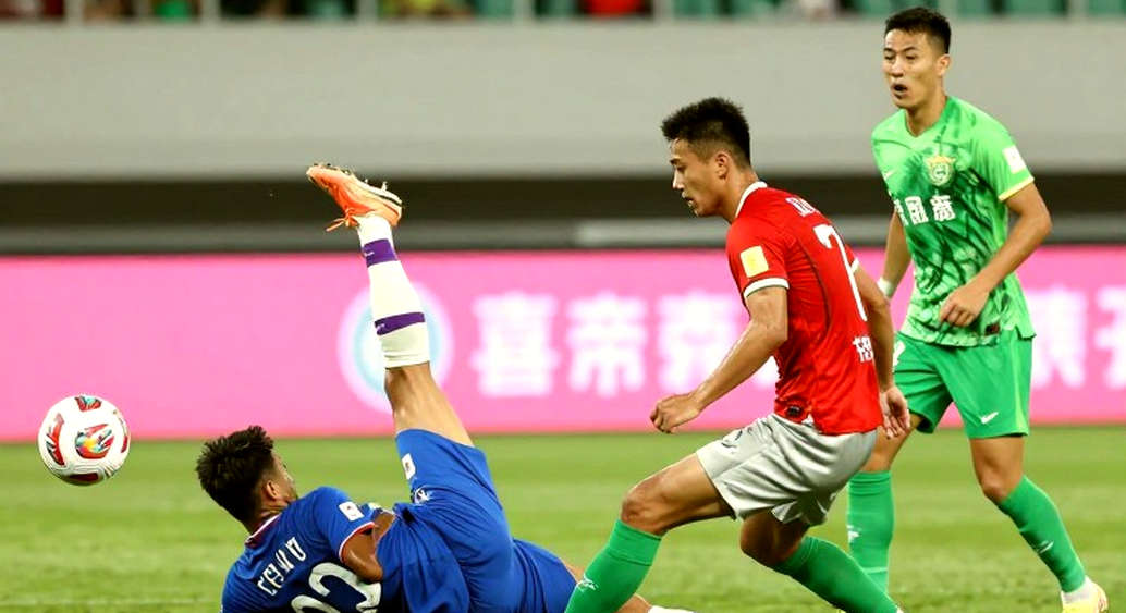 Meerdink, Zechiël và vết nứt không thể che giấu của AZ tại De Kuip