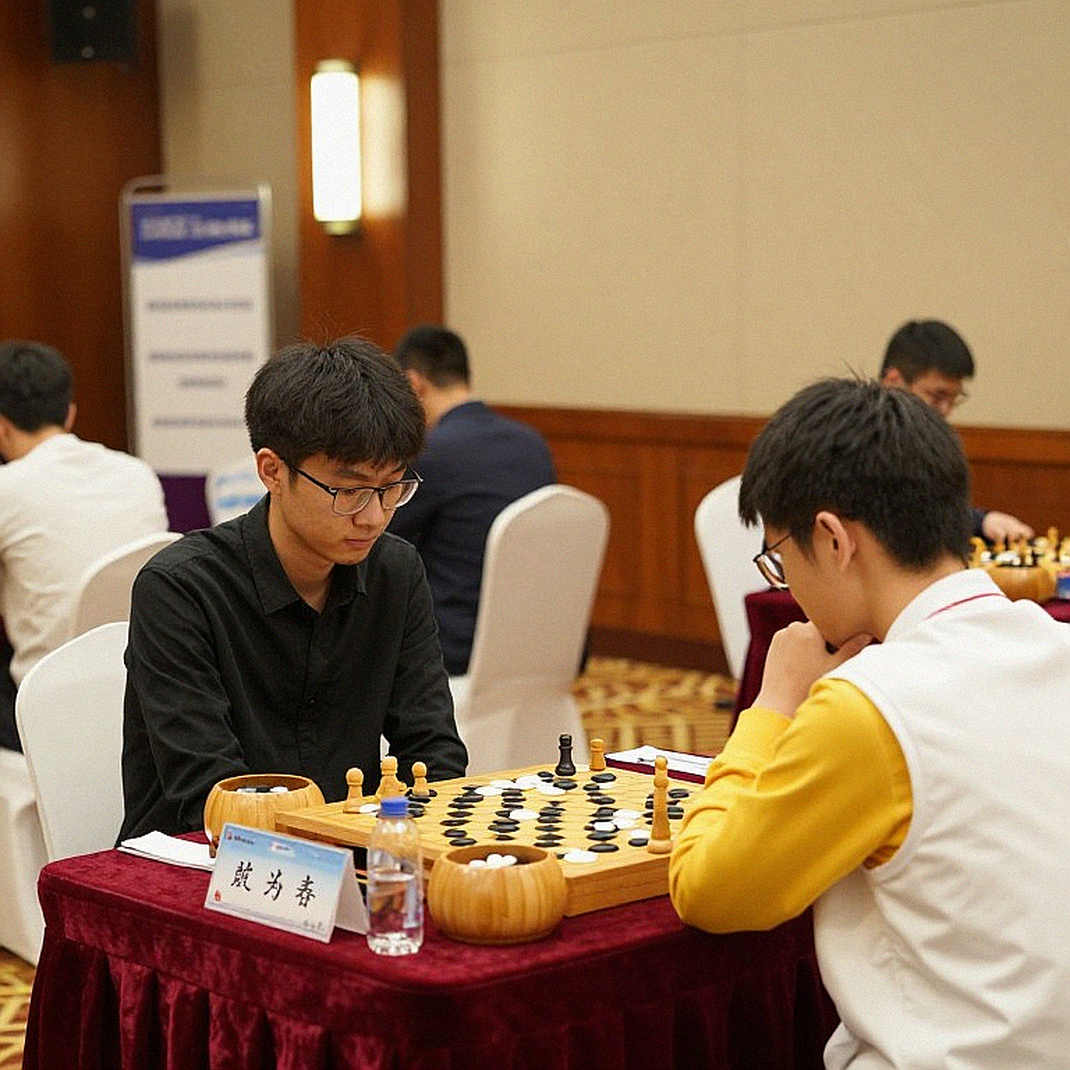 Gambit Voi và khoảng trống nằm giữa tiêu đề với bàn cờ Gambit Voi và khoảng trống nằm giữa tiêu đề với bàn cờ
