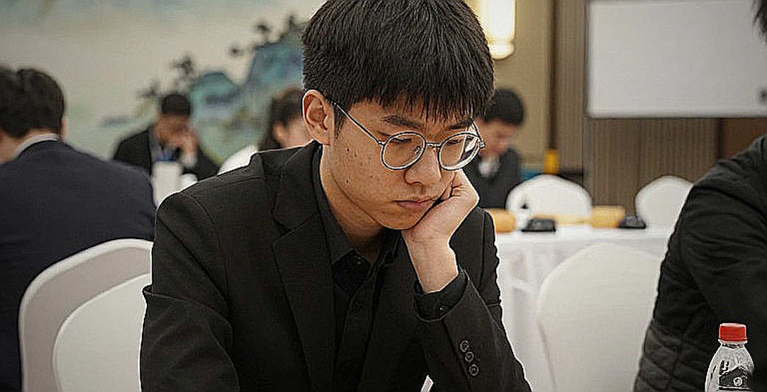 Bodhana Sivanandan: 11 tuổi, 6/7 điểm và hệ số trình diễn 2504 ở bàn số 1 Olympiad cờ vua Samarkand 2026