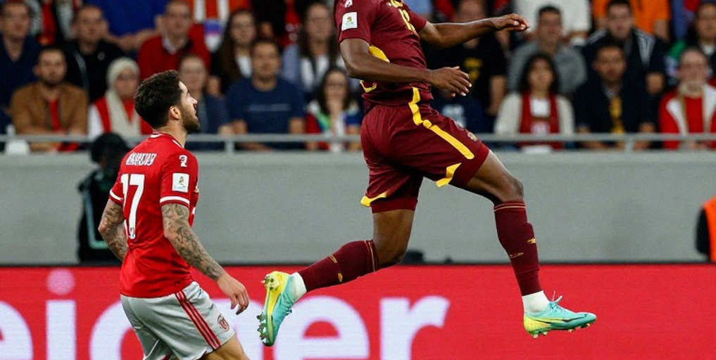 Van Bommel, “một gia đình lớn” và thứ bóng đá chưa được đo đếm